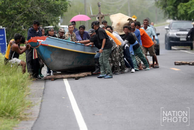 ชาวบ้านแหลมตะลุมพุกย้ายเรือ หนีพายุปาบึก