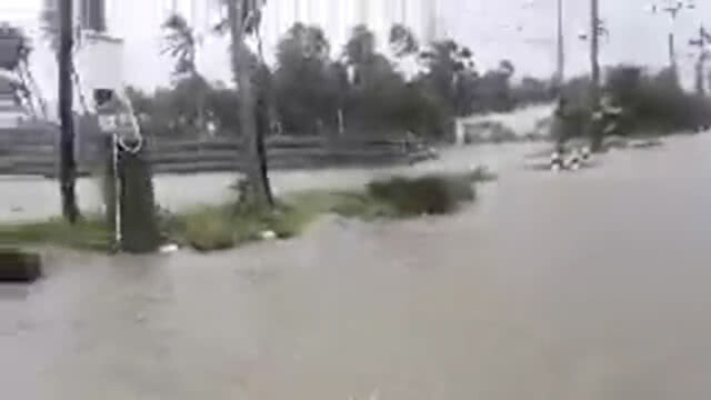 น้ำเริ่มทะลัก​ถนน​ ปากพนัง​ ใกล้แหลมตะลุมพุก