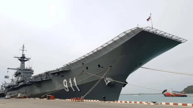 เรือหลวงจักรีนฤเบศร ลำเลียงเสบียงช่วยผู้ประสบภัย "พายุปาบึก"