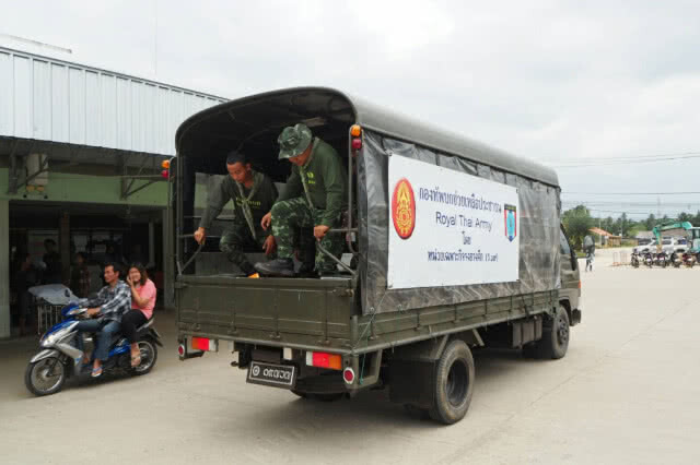จัดกำลังพล ตั้งโรงพยาบาลสนาม "บางสะพาน" พร้อมรับมือผู้ประสบภัย