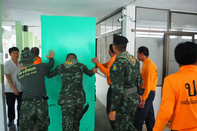 จัดกำลังพล ตั้งโรงพยาบาลสนาม "บางสะพาน" พร้อมรับมือผู้ประสบภัย
