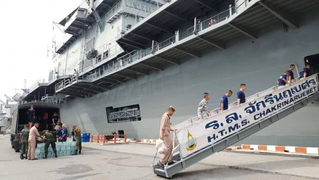 เรือหลวงจักรีนฤเบศร ลำเลียงเสบียงช่วยผู้ประสบภัย "พายุปาบึก"