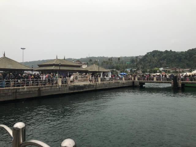 เรือเที่ยวพิเศษ อพยพ นทท.เกาะพีพี กว่า 1,000 คน ถึงฝั่ง จ.กระบี่ ปลอดภัย