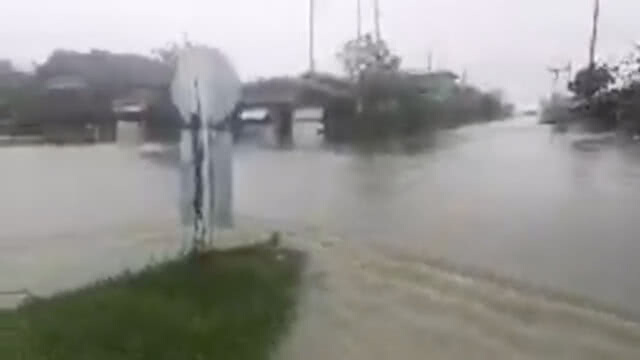 น้ำเริ่มทะลัก​ถนน​ ปากพนัง​ ใกล้แหลมตะลุมพุก