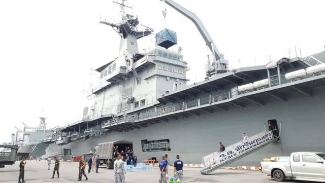 เรือหลวงจักรีนฤเบศร ลำเลียงเสบียงช่วยผู้ประสบภัย "พายุปาบึก"