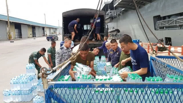 เรือหลวงจักรีนฤเบศร ลำเลียงเสบียงช่วยผู้ประสบภัย "พายุปาบึก"