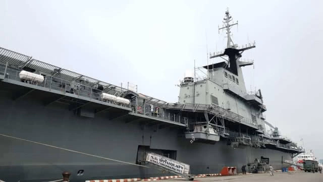 เรือหลวงจักรีนฤเบศร ลำเลียงเสบียงช่วยผู้ประสบภัย "พายุปาบึก"