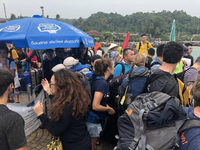 เรือเที่ยวพิเศษ อพยพ นทท.เกาะพีพี กว่า 1,000 คน ถึงฝั่ง จ.กระบี่ ปลอดภัย