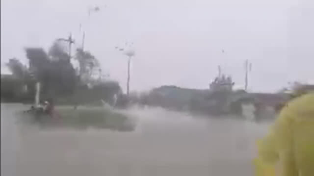 น้ำเริ่มทะลัก​ถนน​ ปากพนัง​ ใกล้แหลมตะลุมพุก