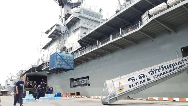 เรือหลวงจักรีนฤเบศร ลำเลียงเสบียงช่วยผู้ประสบภัย "พายุปาบึก"