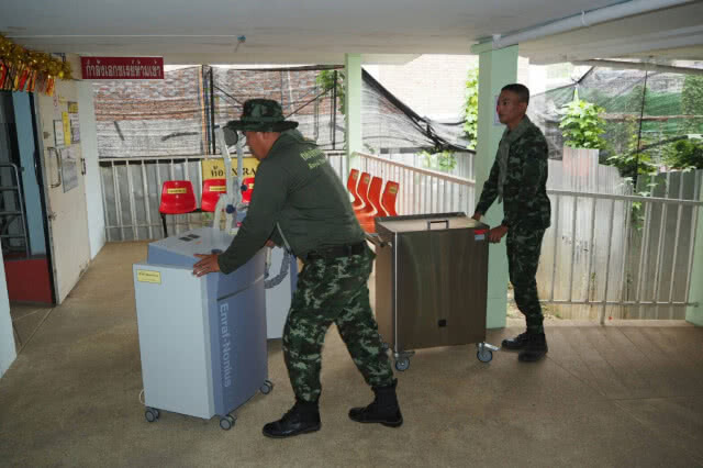 จัดกำลังพล ตั้งโรงพยาบาลสนาม "บางสะพาน" พร้อมรับมือผู้ประสบภัย
