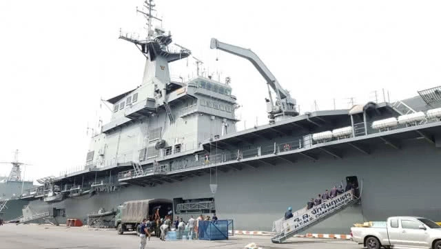 เรือหลวงจักรีนฤเบศร ลำเลียงเสบียงช่วยผู้ประสบภัย "พายุปาบึก"