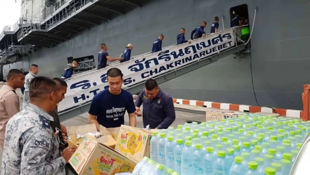 เรือหลวงจักรีนฤเบศร ลำเลียงเสบียงช่วยผู้ประสบภัย "พายุปาบึก"