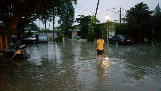 ฤทธิ์พายุ "ปาบึก" เกิดคลื่นสูง 5-6 เมตร โหมพัดตะกอนทรายน้ำทะเลเข้าท่วมหาดเจ้าสำราญ