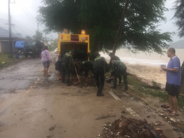 "บางสะพาน คลื่นซัดบ้านริมชายฝั่งพัง เฝ้าระวังคลื่นลมแรง น้ำในคลองวังยาวยังปกติ"