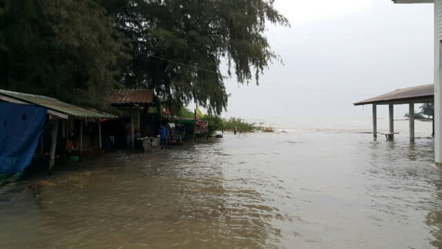 ฤทธิ์พายุ "ปาบึก" เกิดคลื่นสูง 5-6 เมตร โหมพัดตะกอนทรายน้ำทะเลเข้าท่วมหาดเจ้าสำราญ