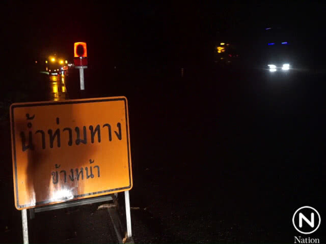 น้ำป่าทะลัก ถ.สายเอเซีย 41 จ.ชุมพร น้ำท่วม 30 ซม.