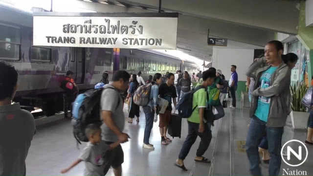 รถไฟวิ่งเข้าสถานีตรังได้ตามปกติ หลังจากถูกน้ำท่วมราง