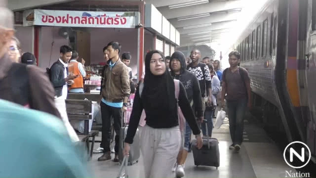 รถไฟวิ่งเข้าสถานีตรังได้ตามปกติ หลังจากถูกน้ำท่วมราง