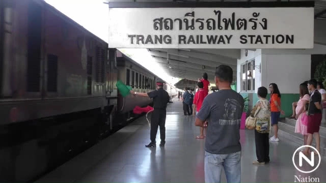 รถไฟวิ่งเข้าสถานีตรังได้ตามปกติ หลังจากถูกน้ำท่วมราง