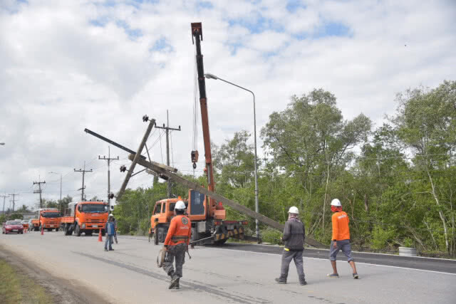 PEA ระดม 52 ทีมซ่อมเสาหักโค่น-สายไฟขาดจ่ายไฟฟ้าได้ 100% พื้นที่ 4 จังหวัดประสบภัย"พายุปาบึก"