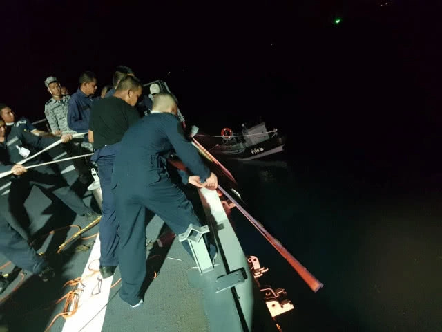 ติดตั้งป้ายชื่อเรือหลวงภูมิพลอดุลยเดช กลางทะเลอ่าวไทย