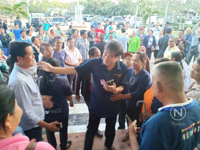 ตร.บุกจับ "พรชัย" ว่าที่ผู้สมัคร ส.ส.บุรีรัมย์ กลางวง "หญิงหน่อย" หาเสียง