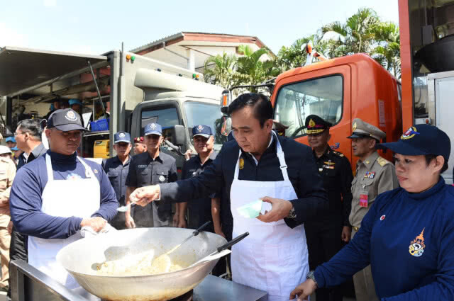 "บิ๊กตู่" ปีนหลังคา ซ่อมบ้านผู้ประสบภัยพายุปาบึก