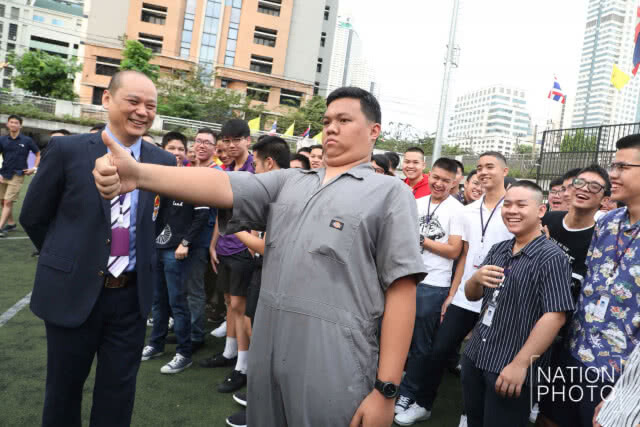 จัดเต็ม! กรุงเทพคริสเตียนใส่ชุดไปรเวทวันแรก