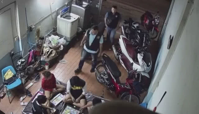 เขินหนักมาก!! เล่นเกมเศรษฐีในบ้าน ตร.เข้าตรวจ นึกว่าตั้งวงไพ่