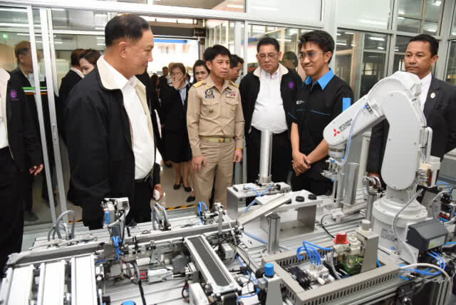 "บิ๊กอู๋"บุกชลบุรี ติดตามศูนย์บริหารแรงงานอีอีซี ก่อนเปิดบริการ 17 มกราคมนี้