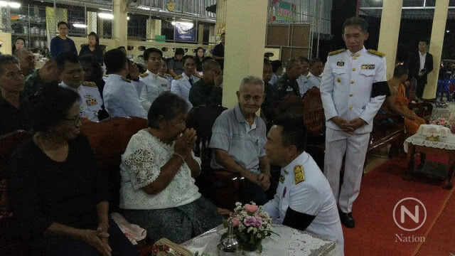 เชิญพวงมาลาหลวงวางหน้าหีบศพ นายอมตะ สโมทานทวี