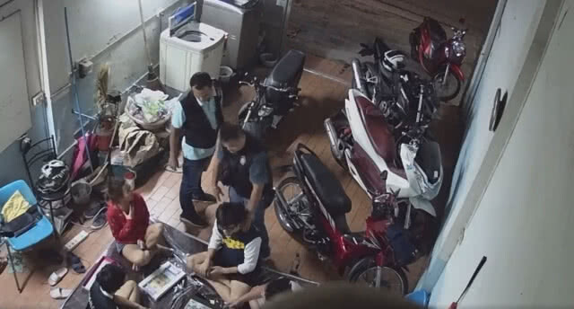 เขินหนักมาก!! เล่นเกมเศรษฐีในบ้าน ตร.เข้าตรวจ นึกว่าตั้งวงไพ่
