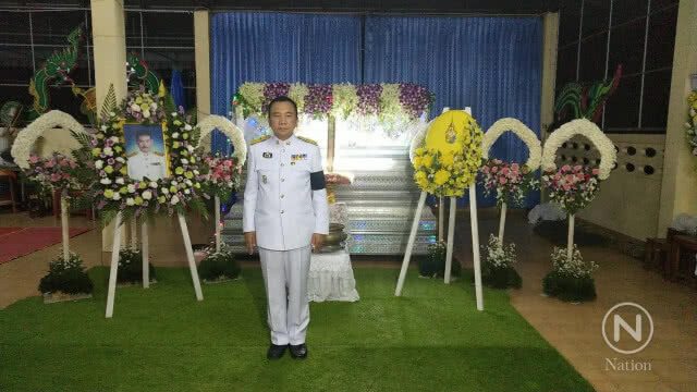 เชิญพวงมาลาหลวงวางหน้าหีบศพ นายอมตะ สโมทานทวี