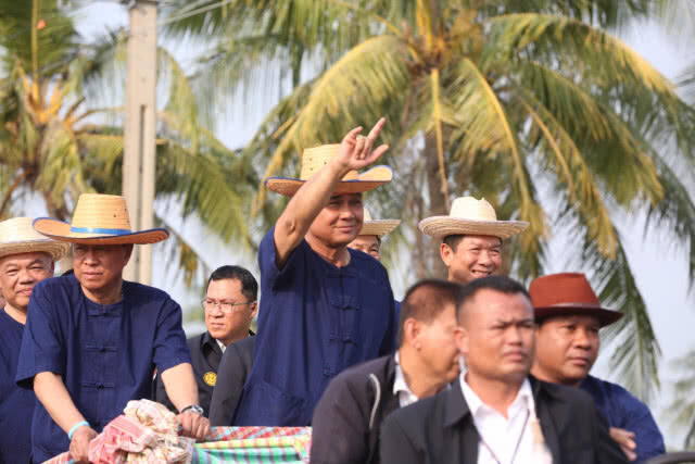 "ประยุทธ์" เตือน "ชาวนา" อย่าหลงคารม "หาเสียง" ให้1.7หมื่น/ตันผิดกม.แล้วก็หนี!!!