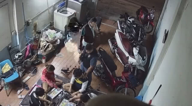 เขินหนักมาก!! เล่นเกมเศรษฐีในบ้าน ตร.เข้าตรวจ นึกว่าตั้งวงไพ่