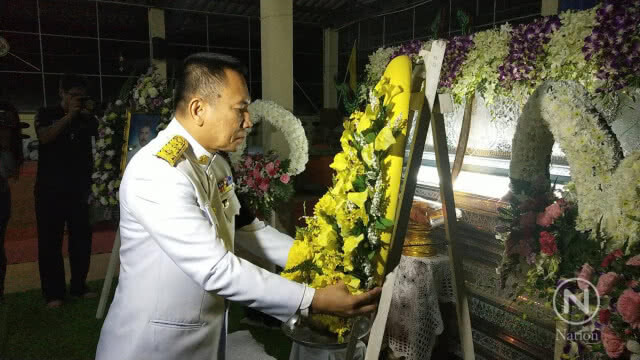 เชิญพวงมาลาหลวงวางหน้าหีบศพ นายอมตะ สโมทานทวี
