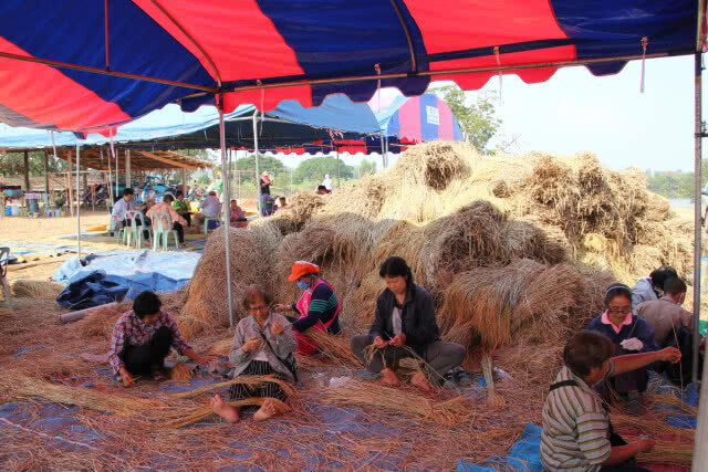 ชาวบ้านวังพิกุล ร่วมใจสร้าง ประสาทรวงข้าวบูชาพระแม่โพสพ