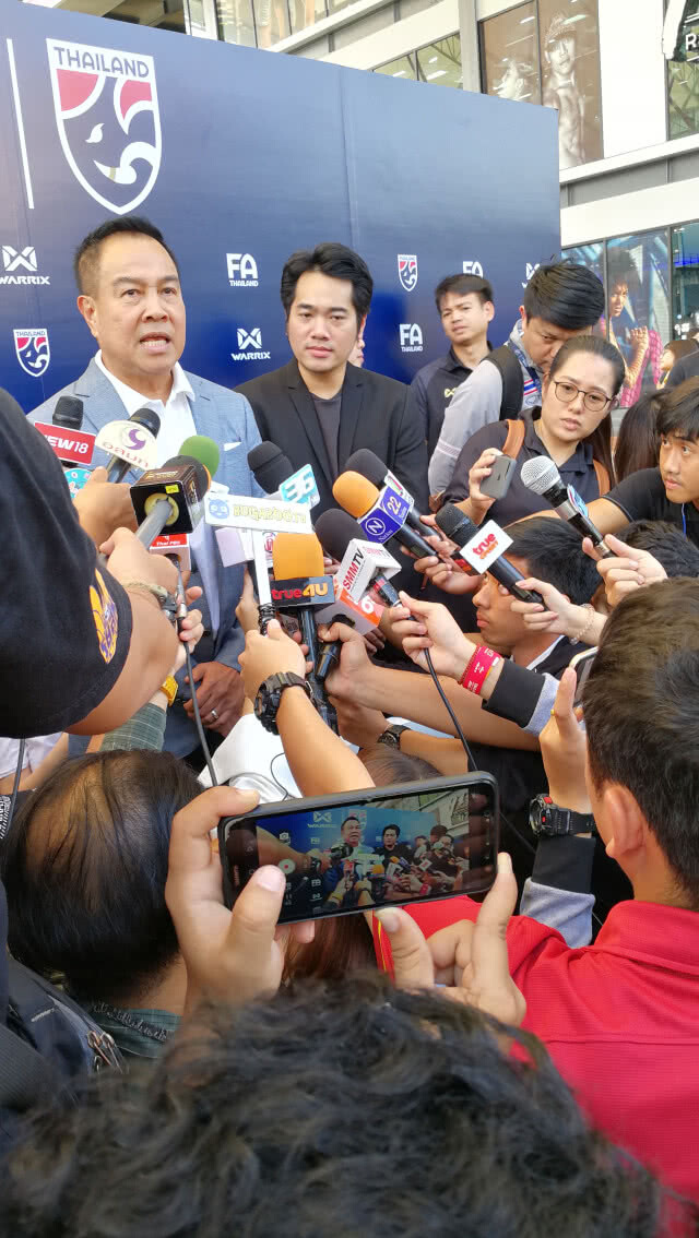 ปลด"ราเยวัช"...ขายผ้าเอาหน้ารอด?