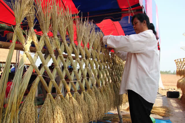 ชาวบ้านวังพิกุล ร่วมใจสร้าง ประสาทรวงข้าวบูชาพระแม่โพสพ