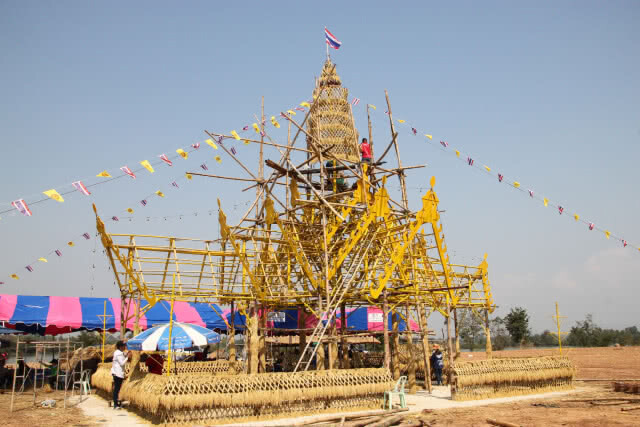 ชาวบ้านวังพิกุล ร่วมใจสร้าง ประสาทรวงข้าวบูชาพระแม่โพสพ