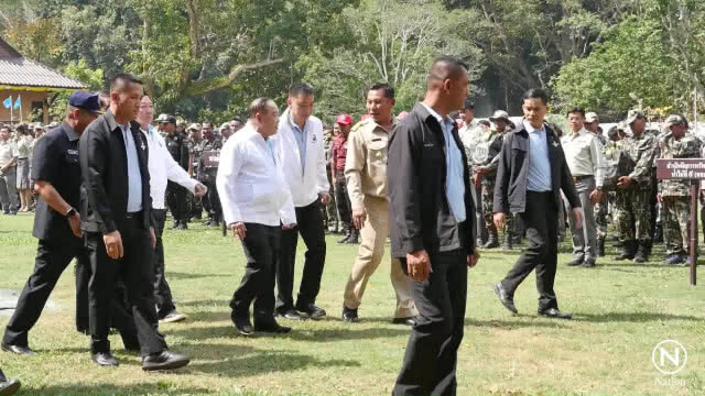 "บิ๊กป้อม" ลุยเมืองจันทร์แจกของขวัญปีใหม่เจ้าหน้าที่