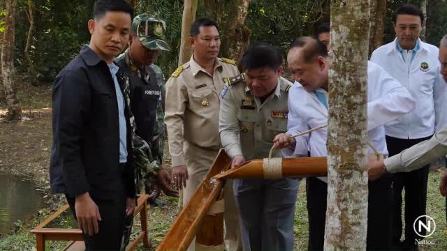 "บิ๊กป้อม" ลุยเมืองจันทร์แจกของขวัญปีใหม่เจ้าหน้าที่