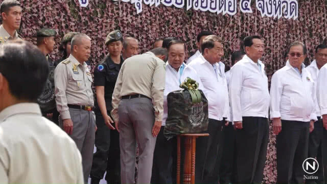 "บิ๊กป้อม" ลุยเมืองจันทร์แจกของขวัญปีใหม่เจ้าหน้าที่
