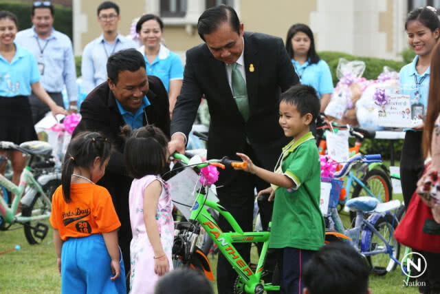 "บิ๊กตู่" โพสต์ภาพวัยเด็ก ชวนหนูๆเที่ยวงานวันเด็กทำเนียบฯ