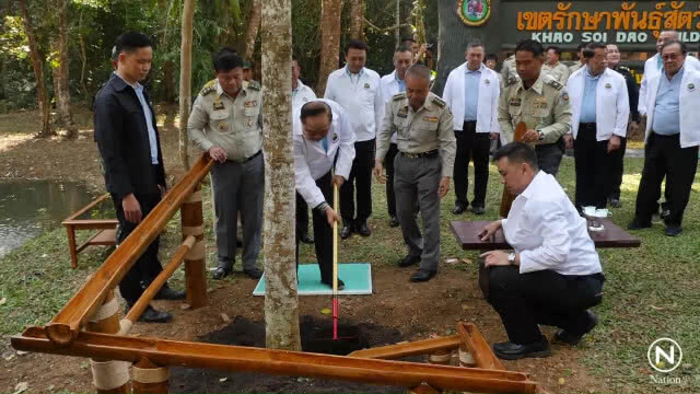 "บิ๊กป้อม" ลุยเมืองจันทร์แจกของขวัญปีใหม่เจ้าหน้าที่