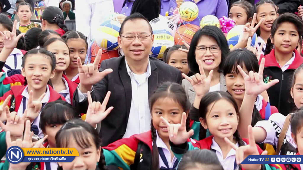 ผู้ว่าฯ ณรงค์ศักดิ์ เปิดห้องทำงานให้เด็กๆชม มอบกระปุกออมสินพร้อมเงิน เนื่องในวันเด็กแห่งชาติ