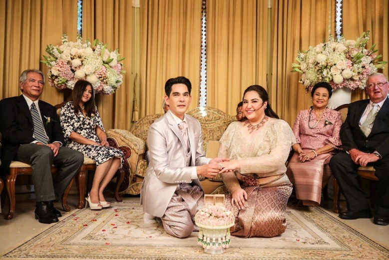 "บิ๊ํก-ศรุต" ควง "อุ้ม" แฟนสาวนอกวงการ เข้าประตูวิวาห์