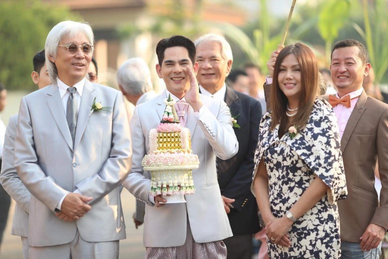 "บิ๊ํก-ศรุต" ควง "อุ้ม" แฟนสาวนอกวงการ เข้าประตูวิวาห์