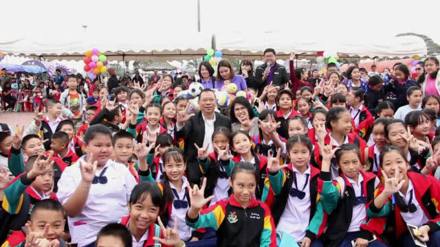 ผู้ว่าฯ ณรงค์ศักดิ์ เปิดห้องทำงานให้เด็กๆชม มอบกระปุกออมสินพร้อมเงิน เนื่องในวันเด็กแห่งชาติ